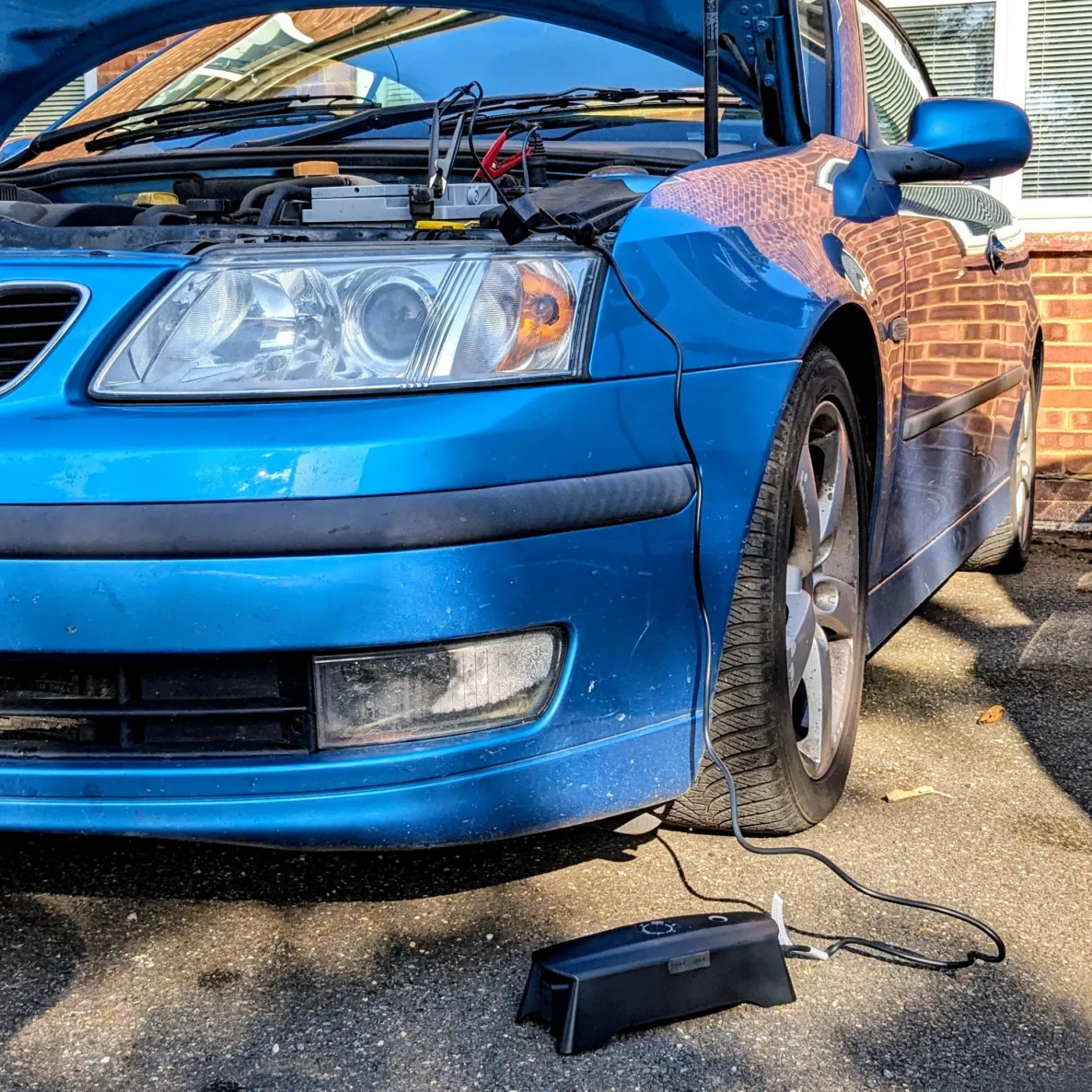 CTEK CS Free attached to a Saab 93