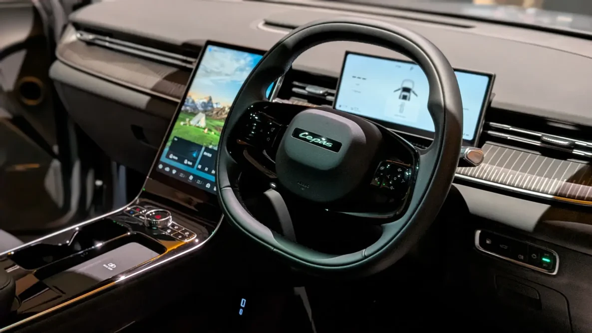 Lepas L8 interior and dashboard