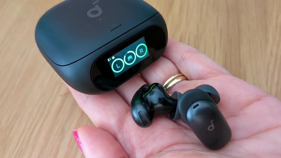 Liberty 5 Pro lid closed showing charger levels